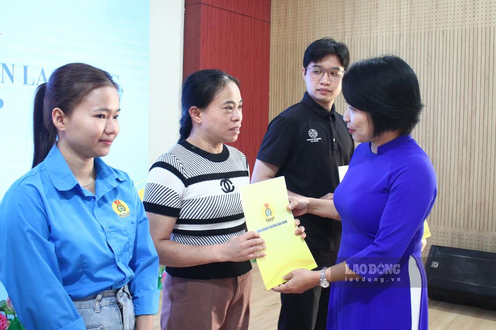 Union members and workers in difficult circumstances receive gifts of support from Hoa Xuan Ward Trade Union, Da Nang City. Photo: Thanh Huyen