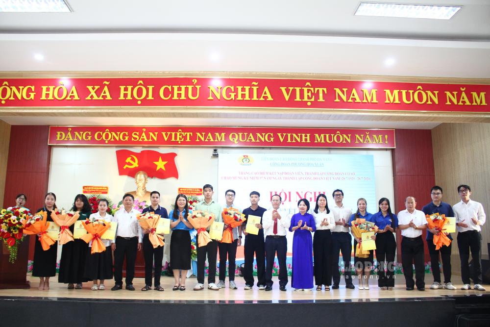 Lãnh đạo trao quyết định thành lập các công đoàn cơ sở mới tại chương trình. Ảnh: Thanh Huyền