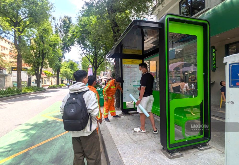 Workers are completing a new bus shelter on Pasteur street, Ho Chi Minh City. Photo: Anh Tu