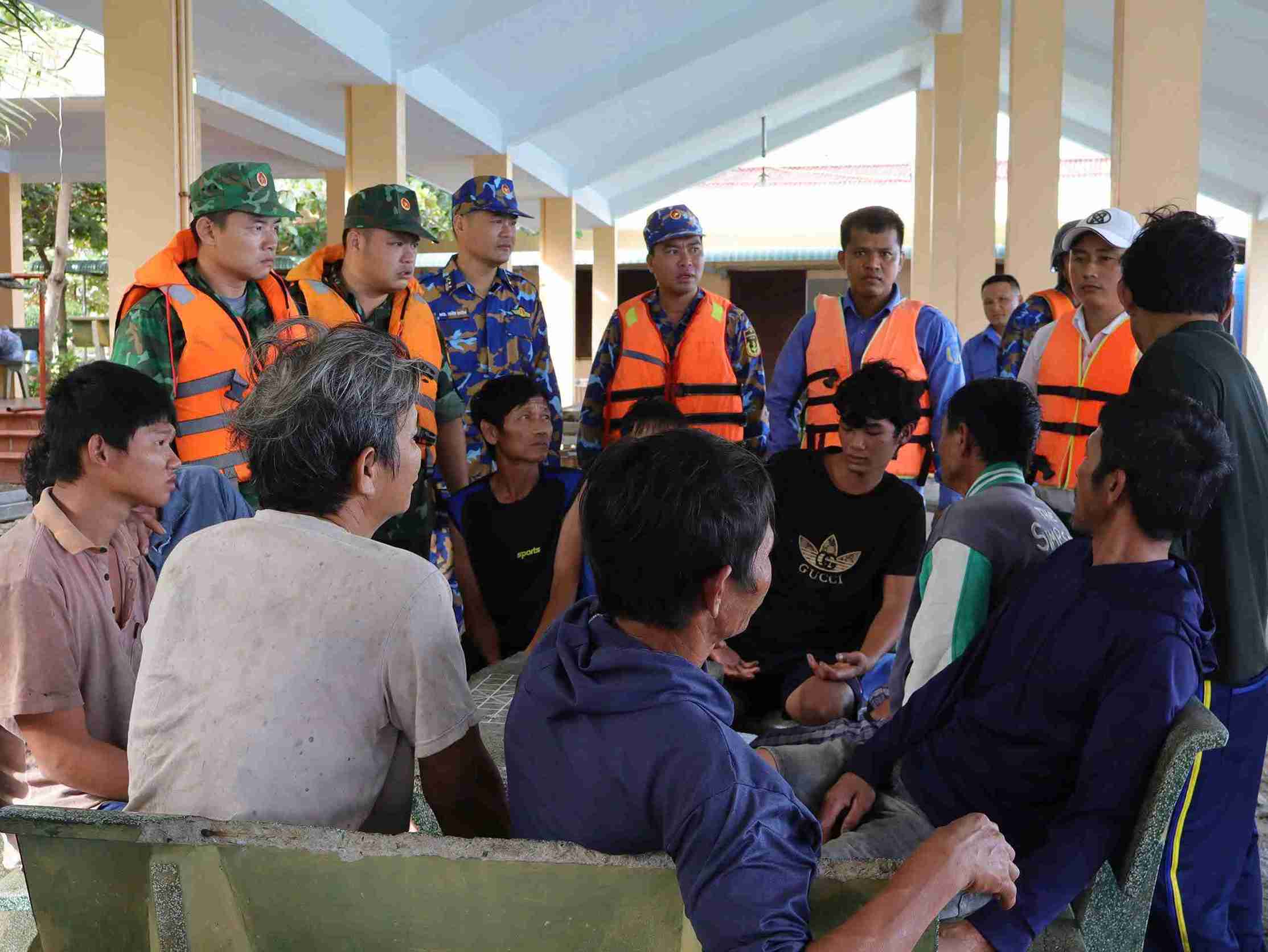Da Tay Island receives, examines health and supports 33 fishermen in distress after the shipwreck in the Truong Sa archipelago area. Photo: Naval Region 4