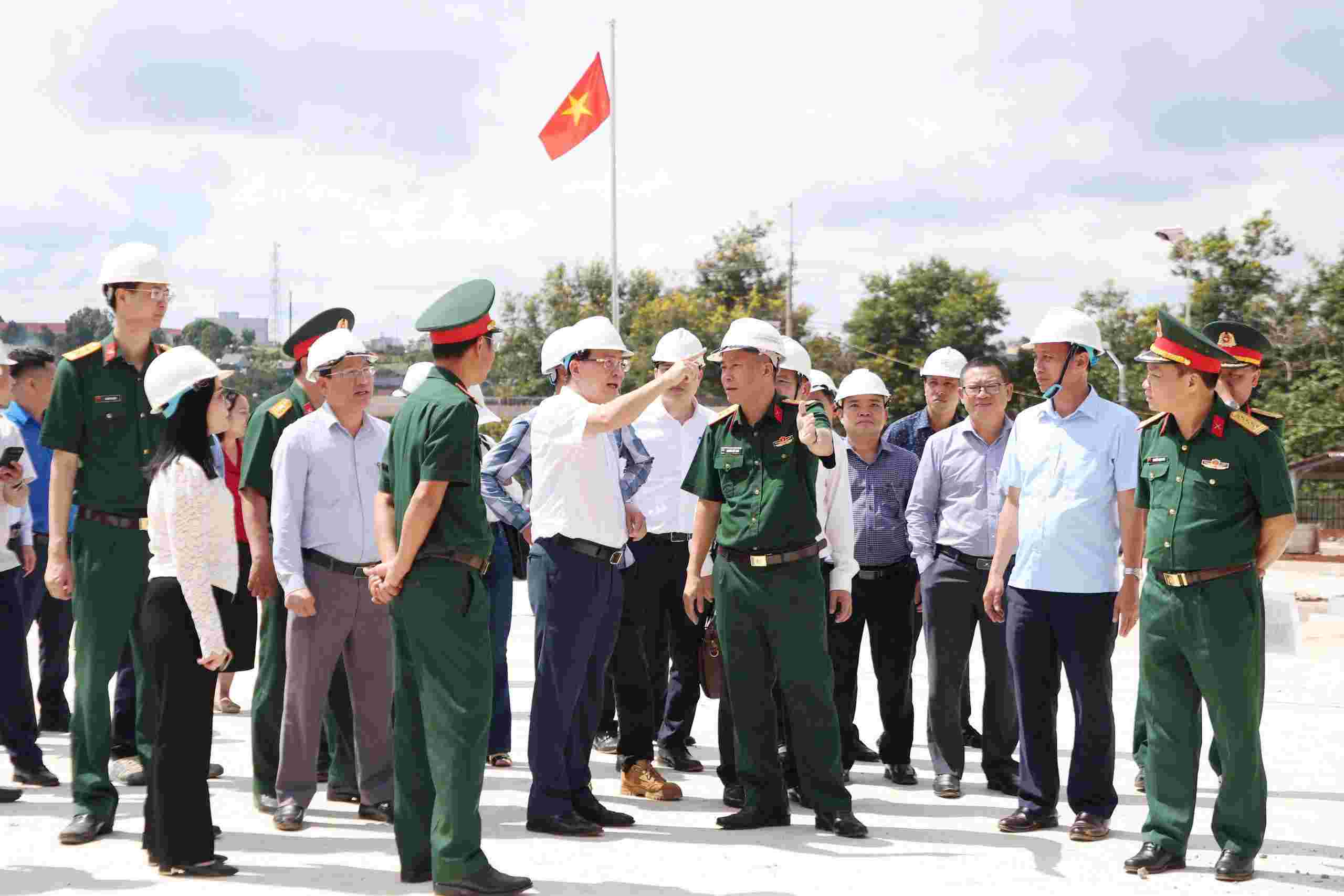 Ông Hồ Văn Mười, Ủy viên Ban Chấp hành Trung ương Đảng, Phó Bí thư Tỉnh ủy, Chủ tịch UBND tỉnh Lâm Đồng kiểm tra thực tế tiến độ thi công các dự án trường học ở vùng biên. Ảnh: Đặng Dương