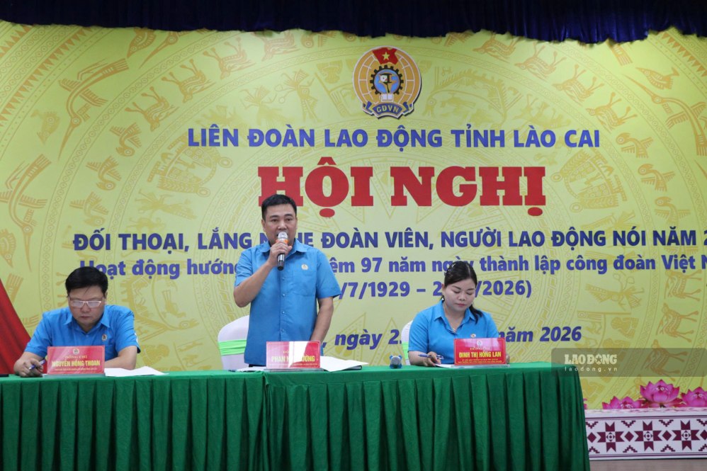Ông Phan Huy Cường - Phó Chủ tịch Liên đoàn Lao động tỉnh Lào Cai giải đáp các kiến nghị. Ảnh: Mạnh Hùng