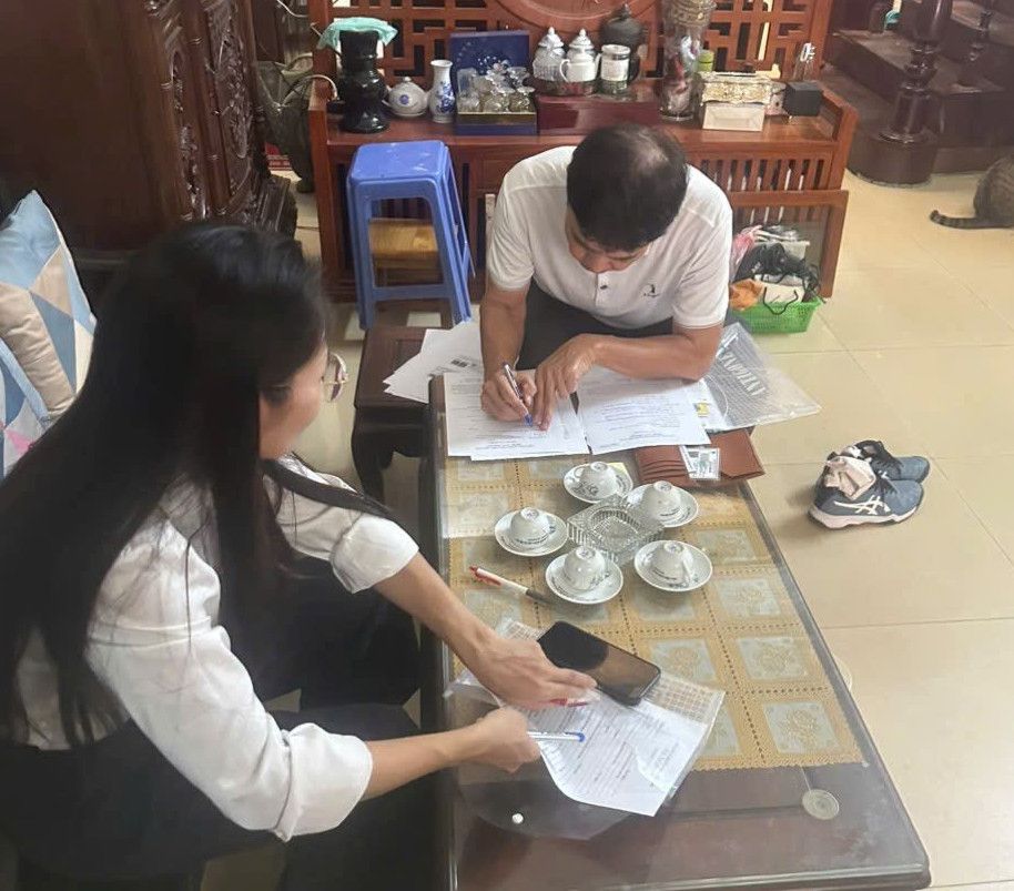 Officials of Cua Nam ward and the Public Administration Center come to people's homes to support them with social security benefits for pensioners and social insurance allowances. Photo: Cua Nam ward electronic information page