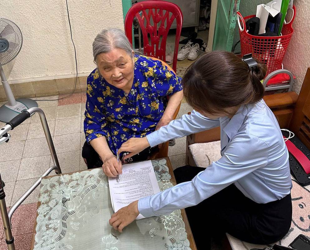 Cán bộ phường Cửa Nam xuống tận nhà hỗ trợ người dân làm ủy quyền nhận lương hưu. Ảnh: Trang tin điện tử phường Cửa Nam