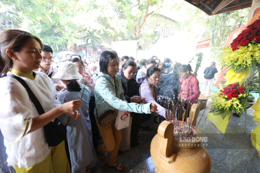 Nhiều người dân từ khắp các nơi đổ về Công viên Lê Thị Riêng để thắp hương tri ân các anh hùng liệt sĩ. Ảnh: Anh Tú
