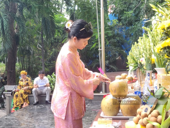 Chị Nguyễn Thụy Khánh Vân mang hương hoa và lễ vật đến thắp hương cho các Anh hùng liệt sĩ và tượng đài cố Tổng Bí thư Trần Phú. Ảnh: Anh Tú.