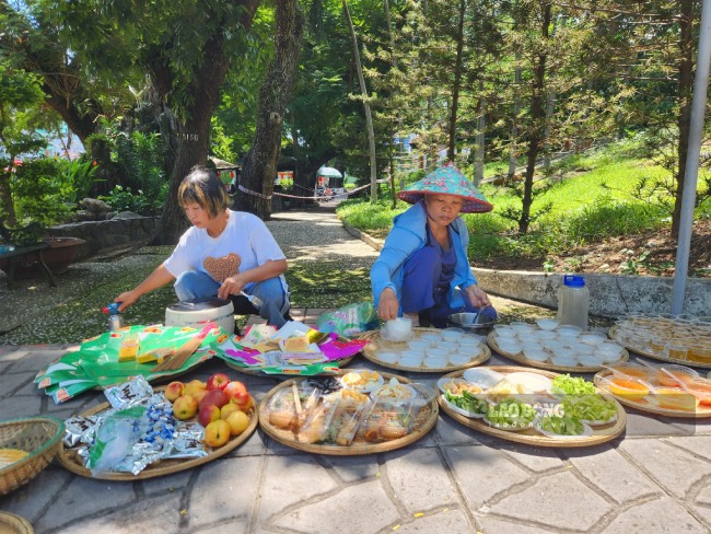 Warm hearts of vegetarian offerings to commemorate martyrs in Le Thi Rieng park. Photo: Anh Tu