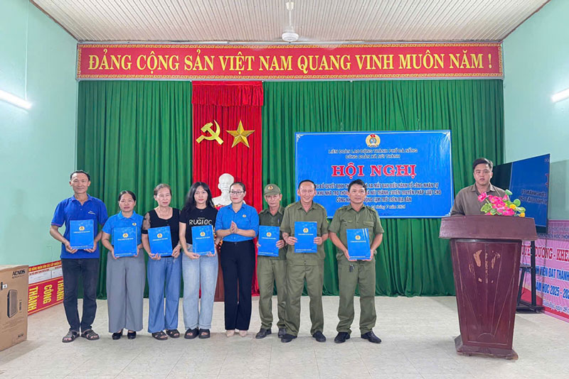 Nui Thanh Commune Trade Union, Da Nang awarded the decision to establish the Management Board of the self-managed worker group of Vinh Dai village boarding house. Photo: Dieu Phuc (Nui Thanh Commune Trade Union)