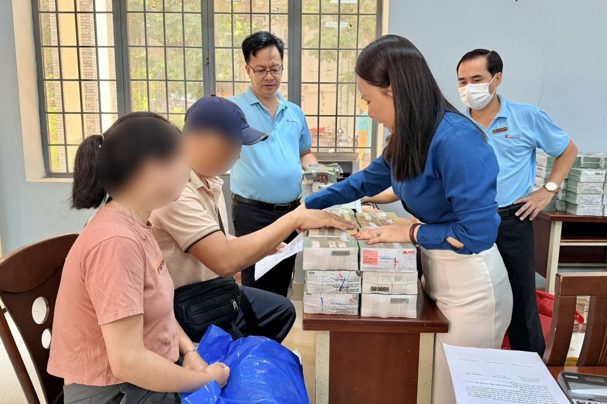 Paying compensation and support to households related to the Ring Road 4 project in Chau Pha commune. Photo: Chau Pha People's Committee