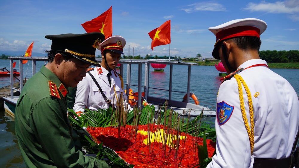 Các hoạt động tri ân của đoàn công tác Bộ Công an. Ảnh: Công an Quảng Trị