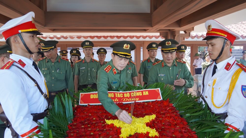 Senior Lieutenant General Le Quoc Hung - Deputy Minister of Public Security - offers flowers to commemorate heroic martyrs. Photo: Quang Tri Police