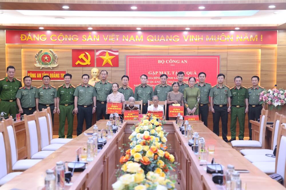Trao quà tri ân các Mẹ Việt Nam Anh hùng và gia đình chính sách có hoàn cảnh đặc biệt khó khăn trên địa bàn tỉnh Quảng Trị. ​Ảnh: Công an Quảng Trị