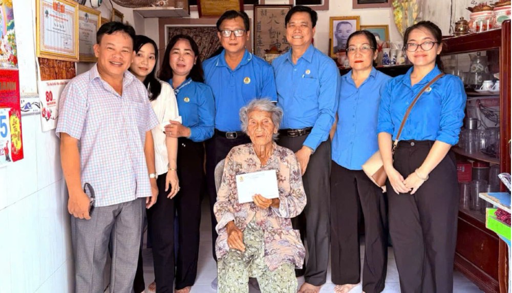 Gratitude activities also affirm the responsibility, feelings and concern of the Trade Union organization in caring for people with meritorious services to the revolution. Photo: Quoc Viet