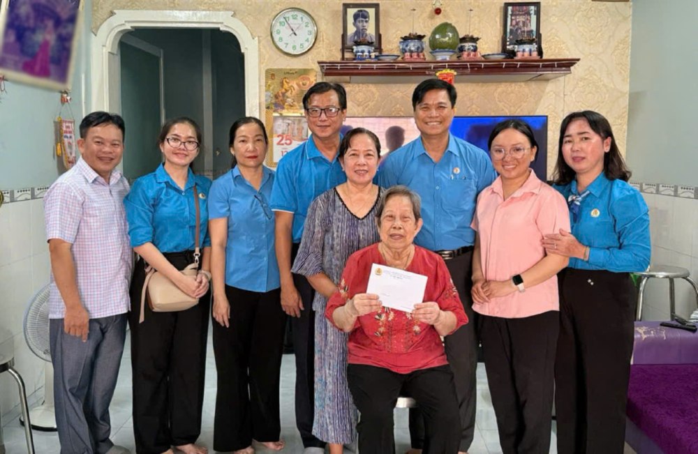 Đoàn công tác đến thăm, tặng quà 2 gia đình liệt sĩ trên địa bàn phường Rạch Giá. Ảnh: Quốc Việt