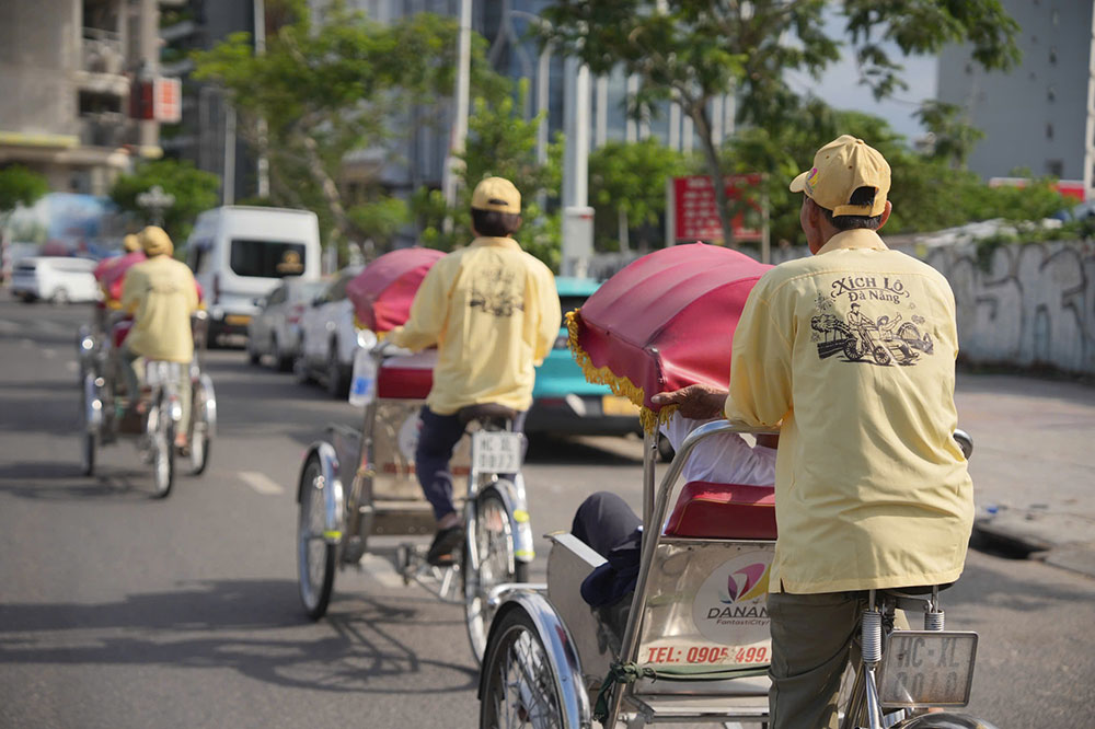Mặt sau áo là hình ảnh chiếc xích lô cùng những biểu tượng đặc trưng của thành phố như Cầu Rồng, biển Đà Nẵng và pháo hoa. Ảnh: Sở VHTTDL