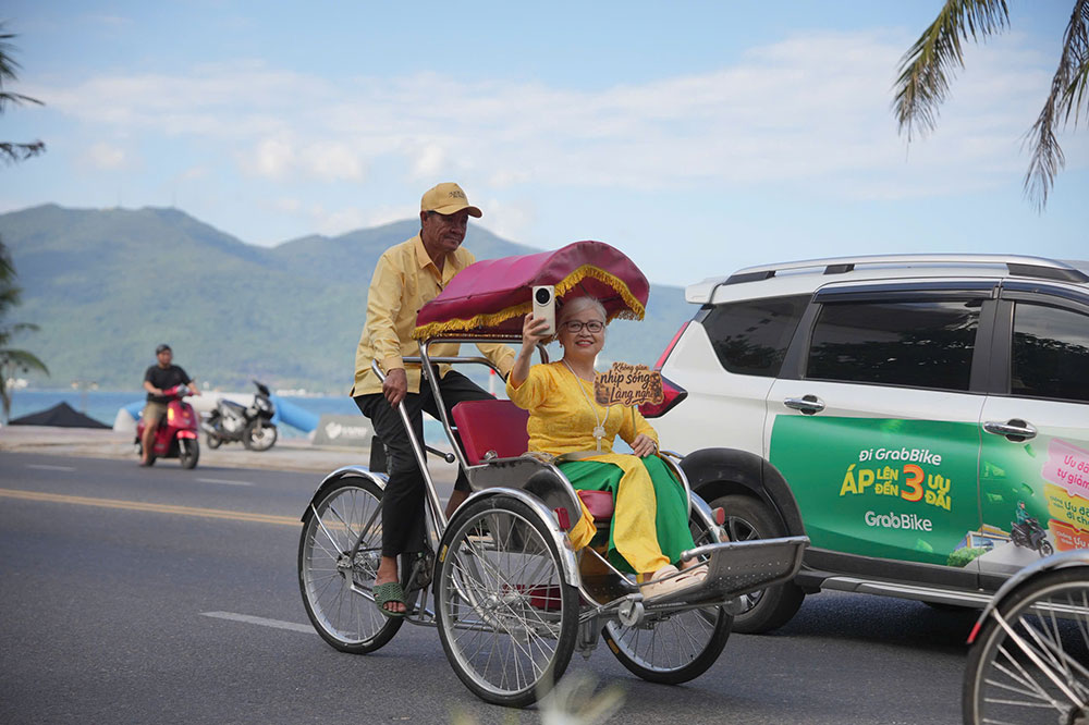 Da Nang cyclo tourist team receives new uniforms to enhance the image of civilized and professional tourism and increase recognition with tourists. Photo: Department of Culture, Sports and Tourism