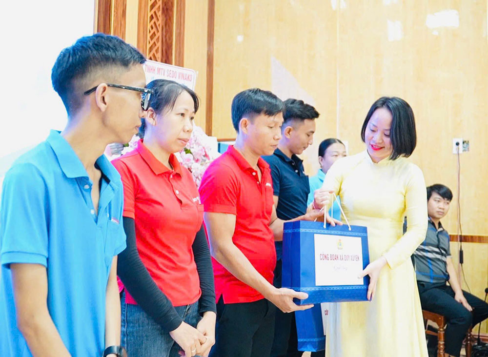Duy Xuyen Commune Trade Union, Da Nang presented 62 gifts to count union members and workers in difficult circumstances. Photo: Duy Xuyen Trade Union provided