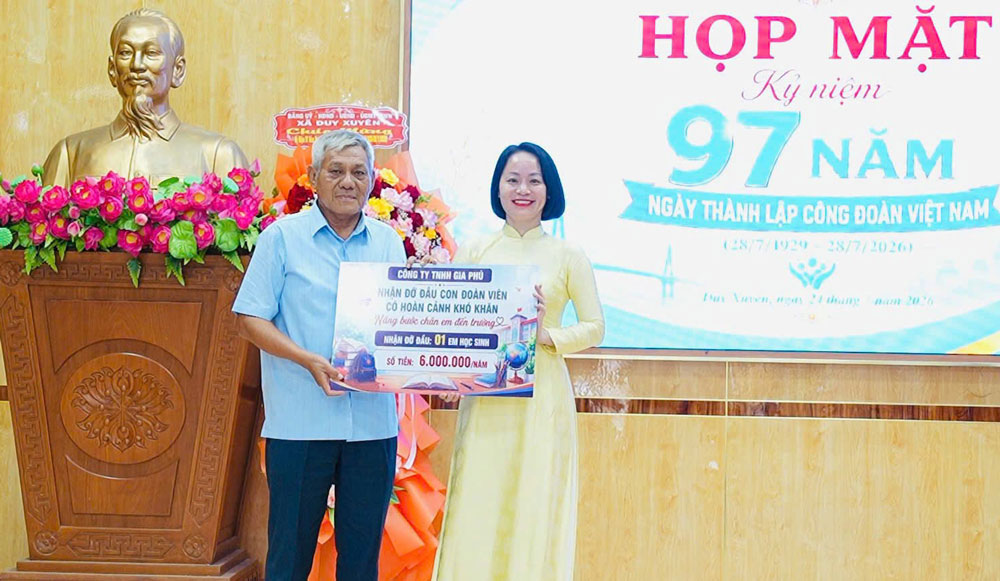 Trao bảng tượng trưng ghi nhận Công ty TNHH Gia Phú tham gia nhận đỡ đầu con đoàn viên có hoàn cảnh khó khăn. Ảnh Công đoàn Duy Xuyên cung cấp