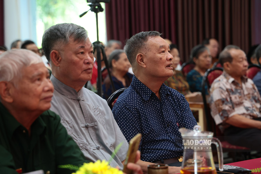 Ánh mắt đầy tự hào của các cựu chiến binh dõi theo những ca khúc cách mạng, gắn liền với một thời đạn bom. Ảnh: Dương Anh