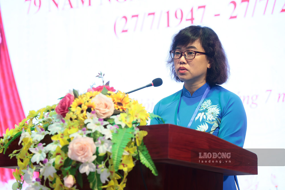 Bà Dương Tuyết Nhung - Giám đốc Trung tâm Nuôi dưỡng và Điều dưỡng Người có công số 4 Hà Nội bày tỏ lòng tri ân với những cựu chiến binh, người có công với cách mạng. Ảnh: Dương Anh