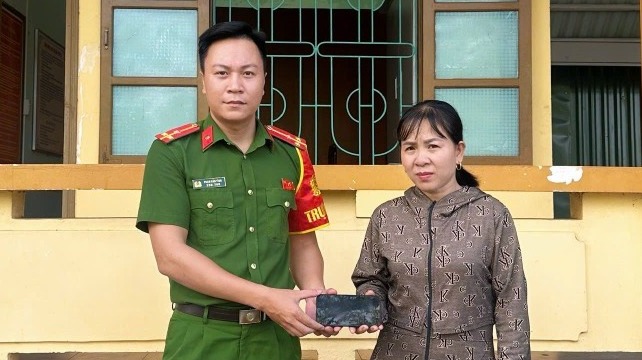 Tan My Commune Police return the lost phone to Ms. Nga. Photo: Tan My Commune Police