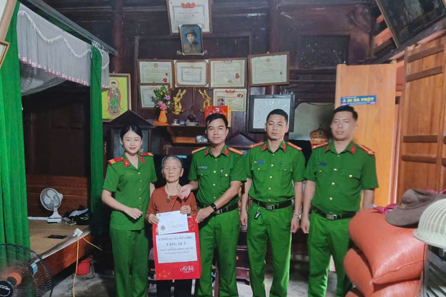 La policía de la comuna de Yen Phu (Tuyen Quang) en coordinación con la Junta de Desarrollo de la aldea 2 de Minh Phu organizó visitas y regalos a la familia del mártir Do Van Xep, residente en la aldea 2 de Minh Phu. Foto: Portal de Información Electrónica de la Policía Provincial de Tuyen Quang