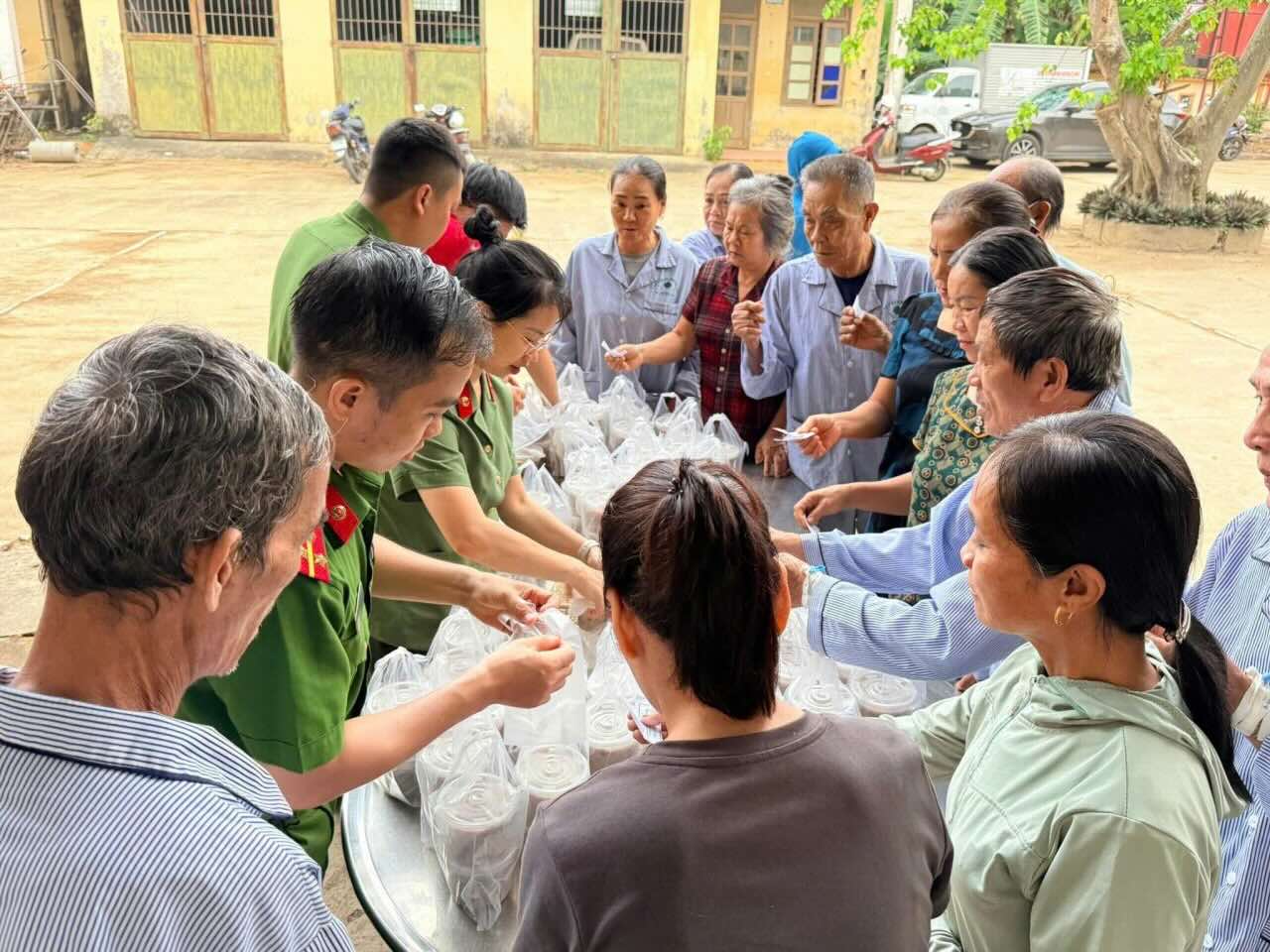 Porridge portions are given to patients being treated at Le Thuy Regional General Hospital. Photo: Le Thuy Commune Police