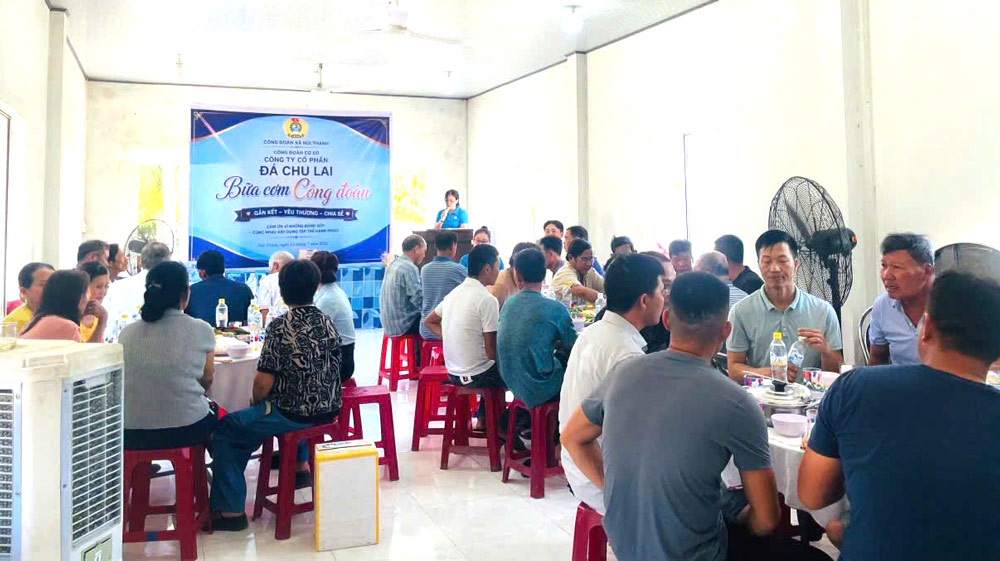 The grassroots trade union of Chu Lai Stone Joint Stock Company (Da Nang) in coordination with the company's board of directors organized the program "Trade Union Meal" combined with "Raising Summer - Caring for union members and workers". Photo: Provided by Nui Thanh Trade Union