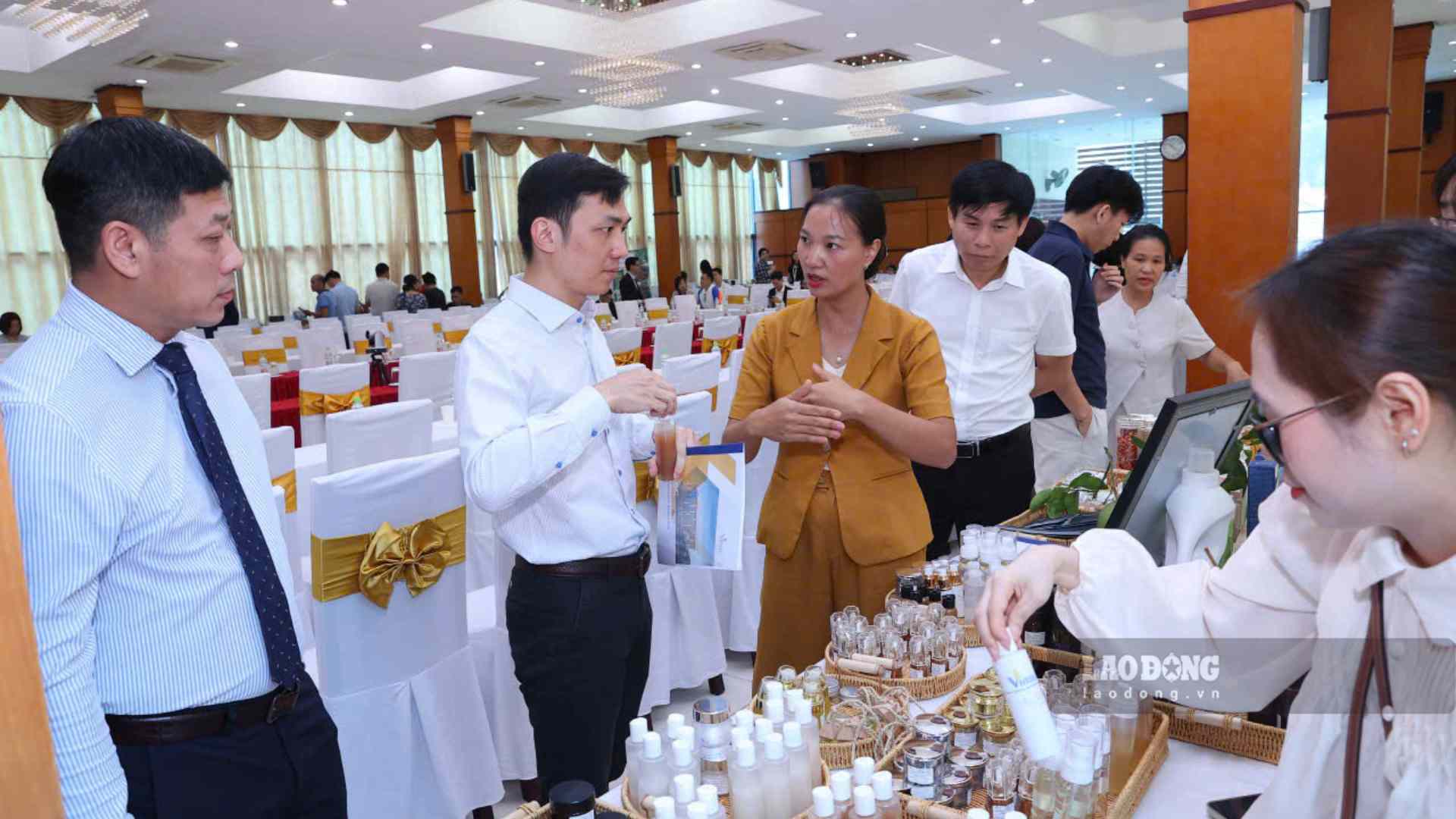 Representatives of HalalViet - the first Halal trade promotion platform in Vietnam introduce products of businesses. Photo: Thach Lam