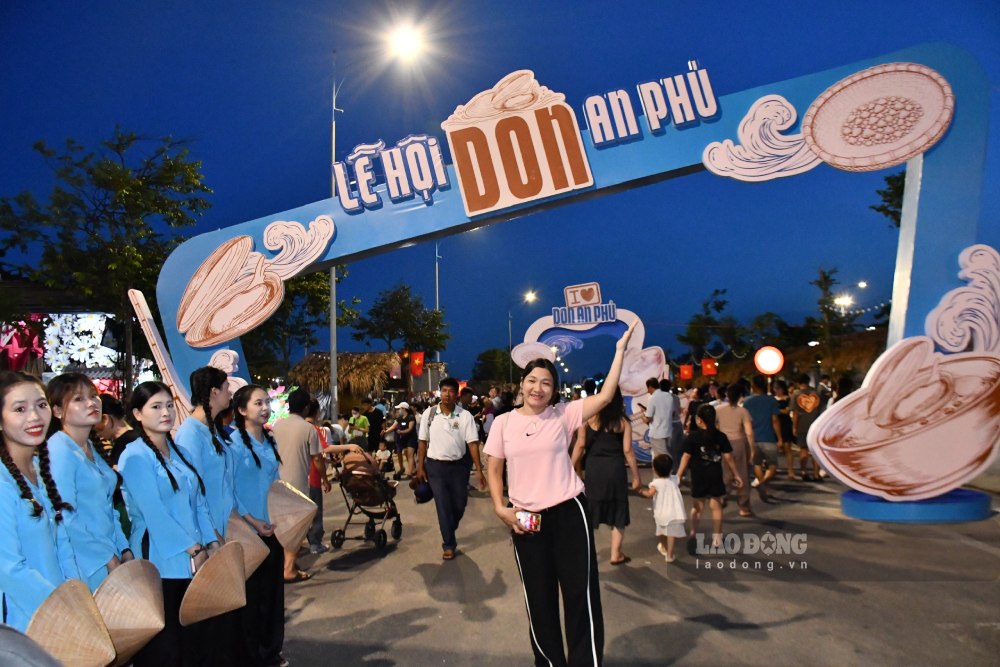 Tham gia lễ hội, người dân có những trải nghiệm thú vị, góp phần lan tỏa hình ảnh vùng đất An Phú thân thiện, mến khách, giàu bản sắc văn hóa. Ảnh: Viên Nguyễn