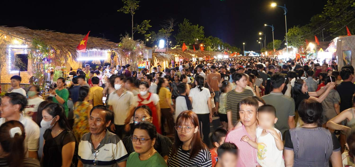“Biển” người tham gia Lễ hội Don An Phú. Ảnh: Viên Nguyễn