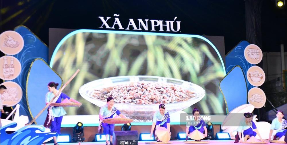 Một tiết mục văn nghệ tại lễ hội. Ảnh: Viên Nguyễn