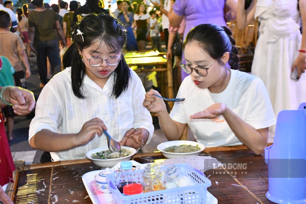 Người dân thưởng thức món don tại lễ hội. Ảnh: Viên Nguyễn