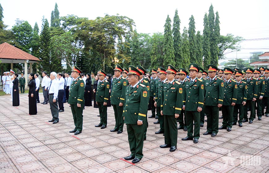 Delegates at the flower and incense offering ceremony.