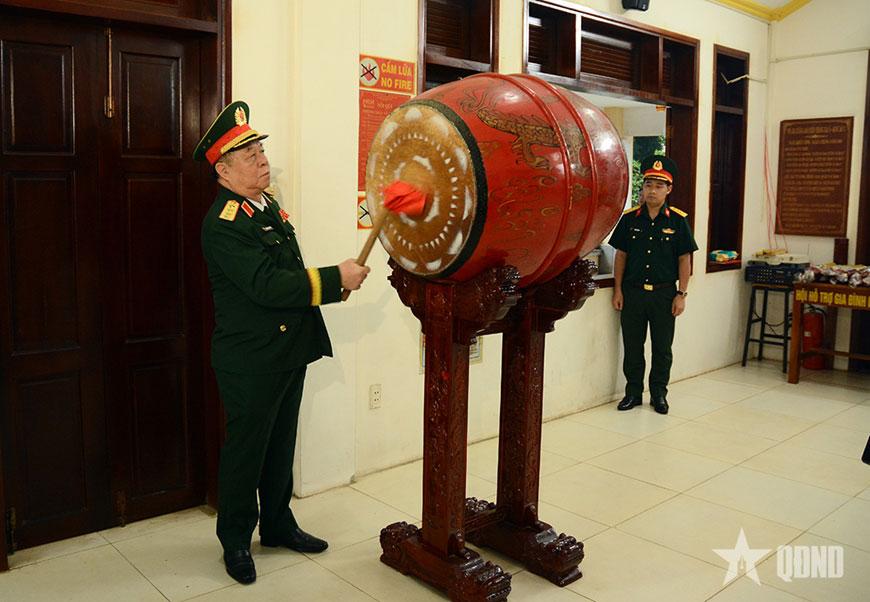 Đại tướng Nguyễn Trọng Nghĩa đánh 3 hồi trống tại Nhà bia.