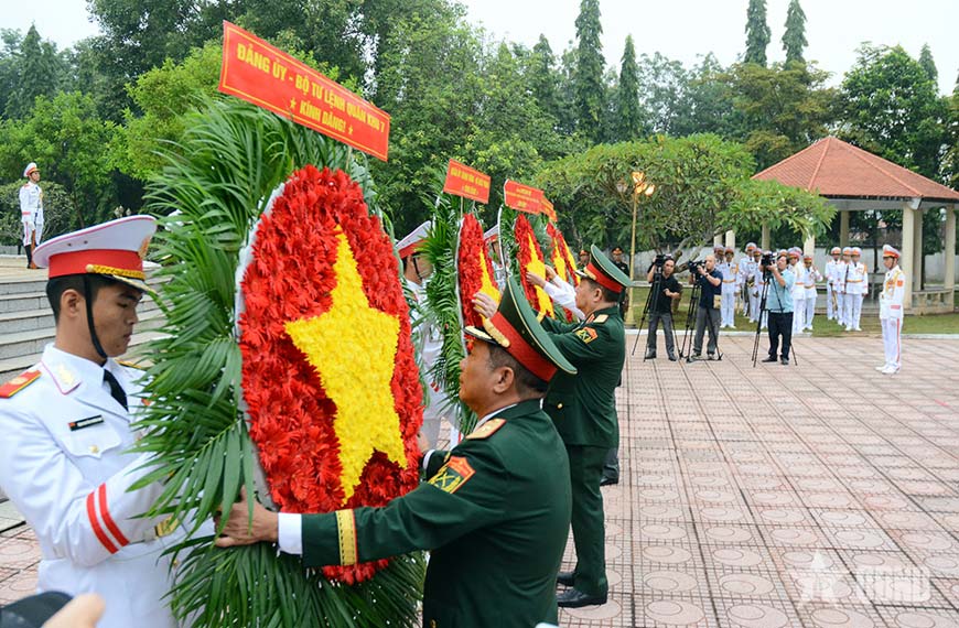 Các đại biểu chỉnh hoa tại lễ dâng hoa, dâng hương.