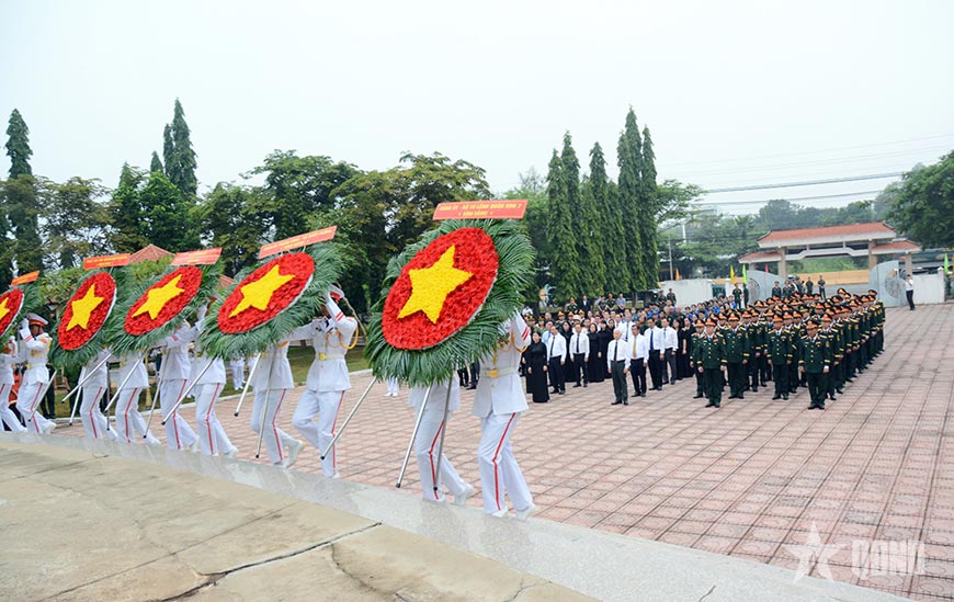  Các đại biểu dâng hoa tại buổi lễ.