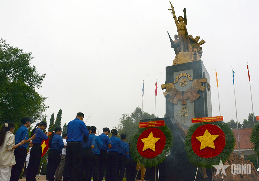 Đông đảo thanh niên địa phương tham dự buổi lễ.