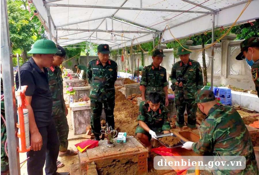 Officers and soldiers of the Dien Bien Provincial Military Command and forces participating in taking DNA testing samples at Tuan Giao Martyrs' Cemetery. Photo: Dien Bien Provincial e-Portal