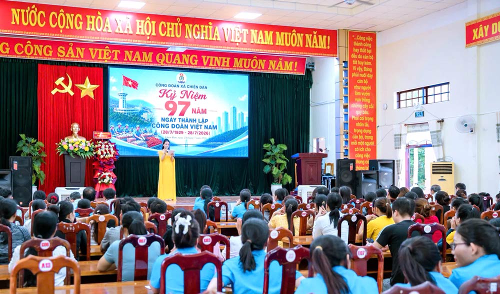 Chien Dan Commune Trade Union, Da Nang organizes a meeting to celebrate the 97th anniversary of the establishment of the Vietnam Trade Union. Photo provided by Chien Dan Trade Union