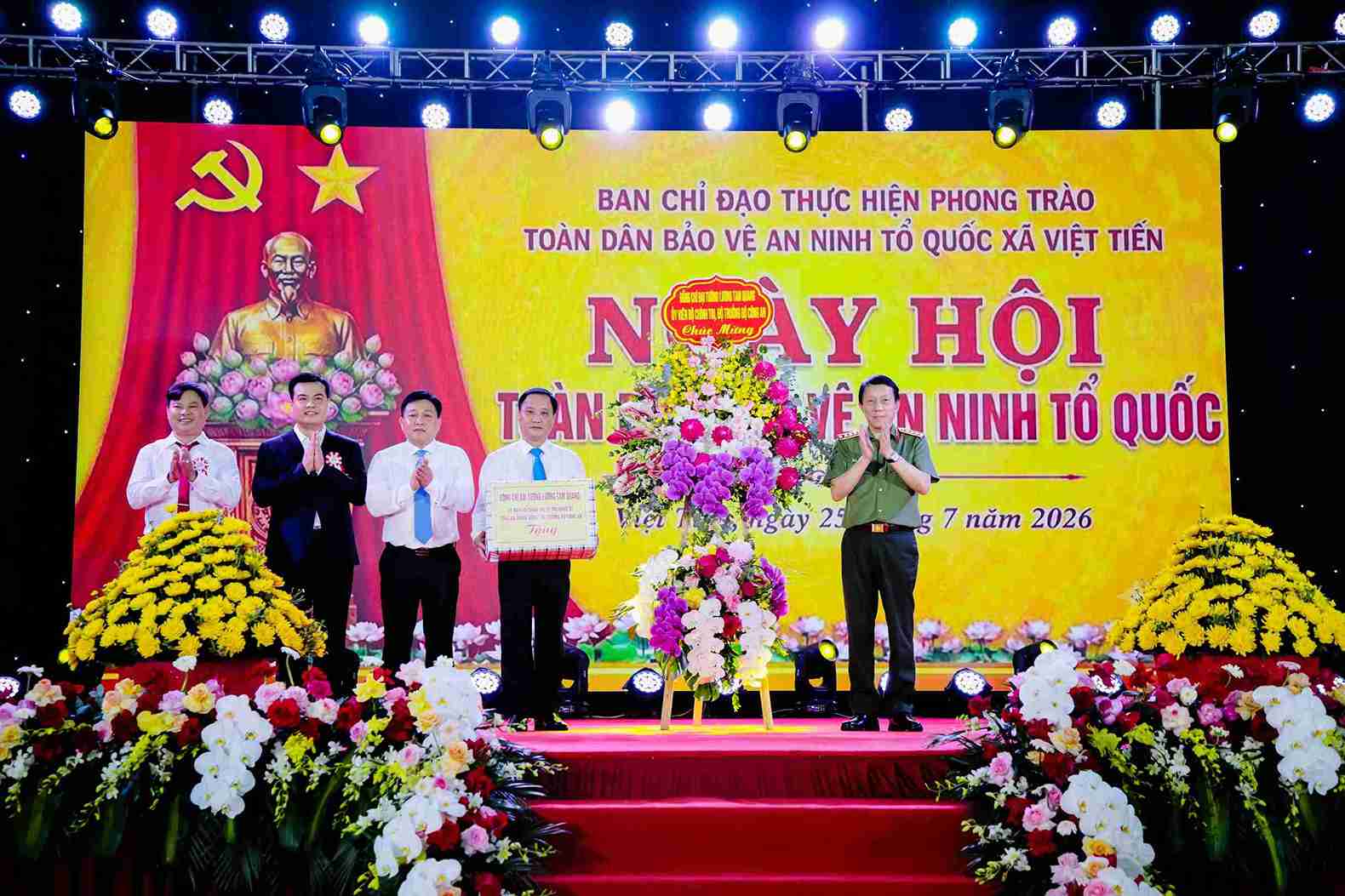 Bộ trưởng Lương Tam Quang dự Ngày hội an ninh tại Hưng Yên. Ảnh: Công an tỉnh Hưng Yên