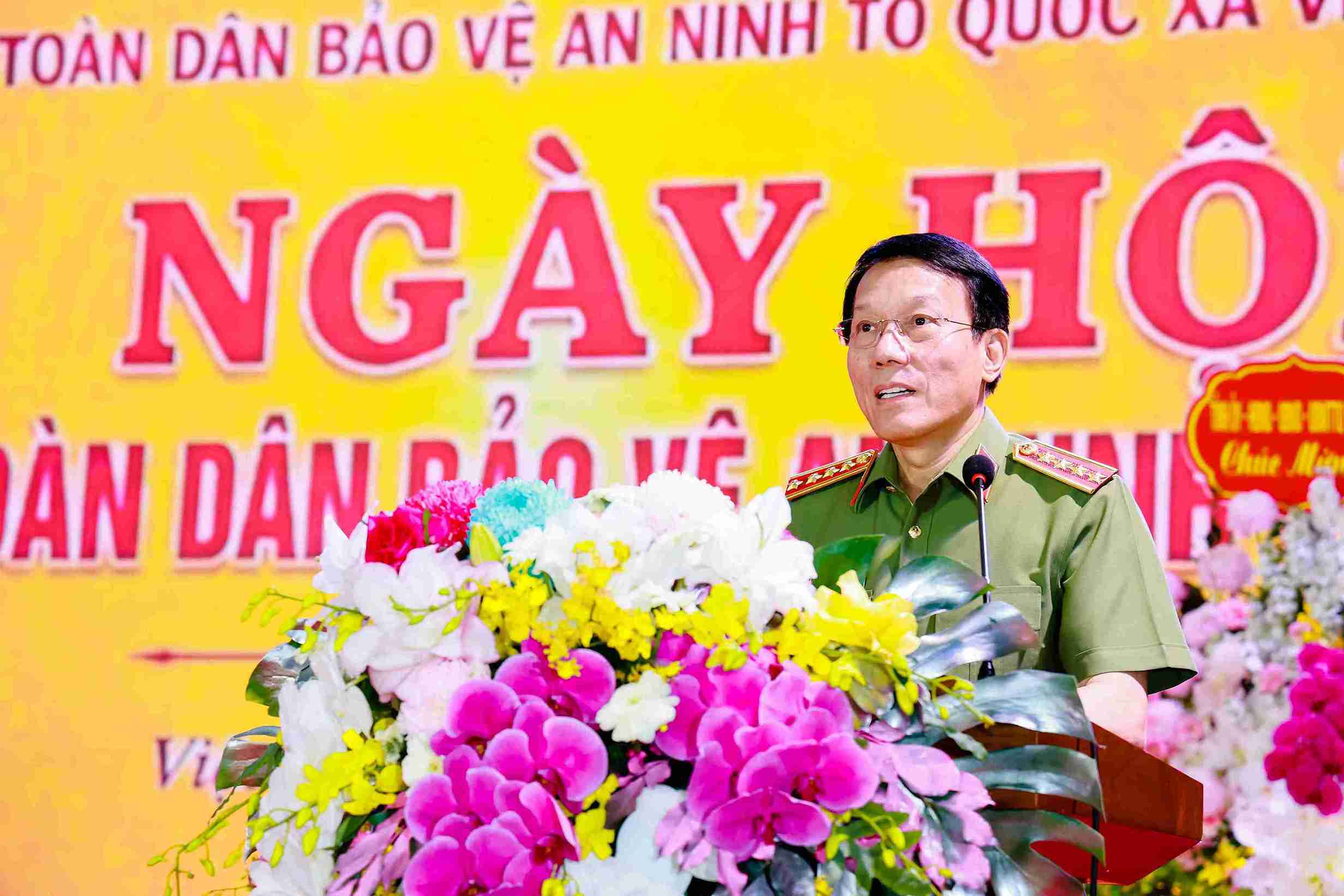 General Luong Tam Quang delivers a directive speech at the 2026 All People's Day for National Security Protection in Viet Tien commune. Photo: Hung Yen Provincial Police