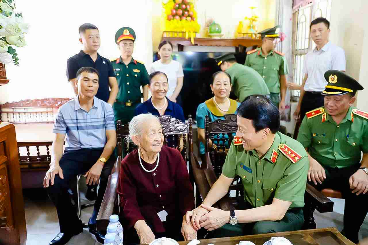 Đại tướng Lương Tam Quang thăm hỏi, động viên và trao quà gia đình mẹ liệt sĩ Tạ Thị Hải, thôn Yên Khê, xã Việt Tiến.