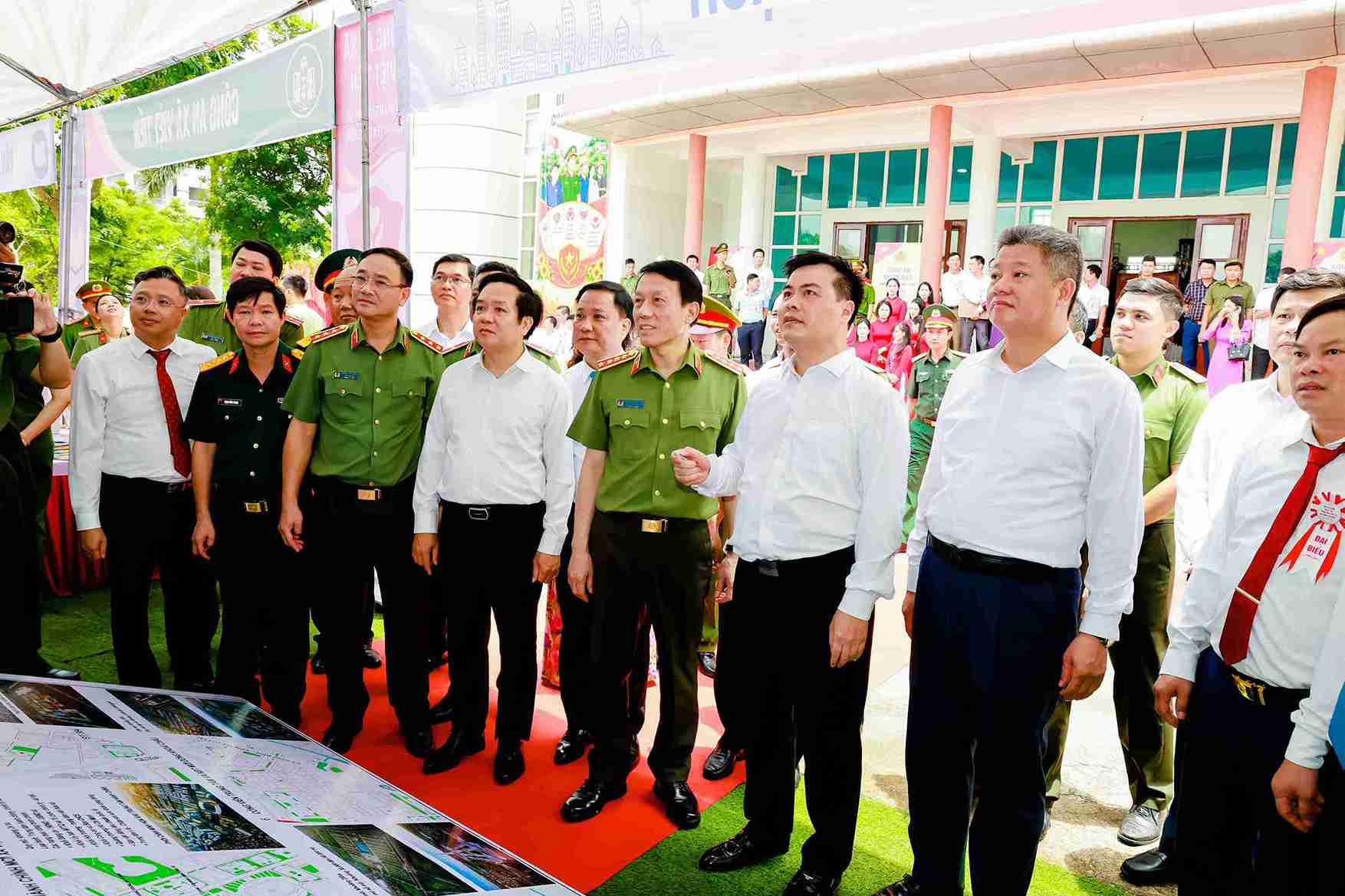Đại tướng Lương Tam Quang cùng lãnh đạo Trung ương và tỉnh Hưng Yên tham quan gian hàng trưng bày sản phẩm, mô hình tiêu biểu tại Ngày hội Toàn dân bảo vệ an ninh Tổ quốc năm 2026 ở xã Việt Tiến. Ảnh: Công an tỉnh Hưng Yên