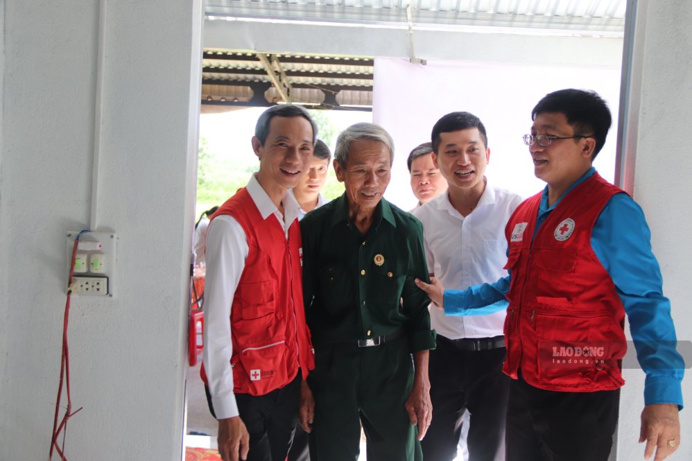 War invalid Dang Van Ba excitedly receives the house construction project from the joint support of the Association organization and the community. Photo: Nguyen Linh