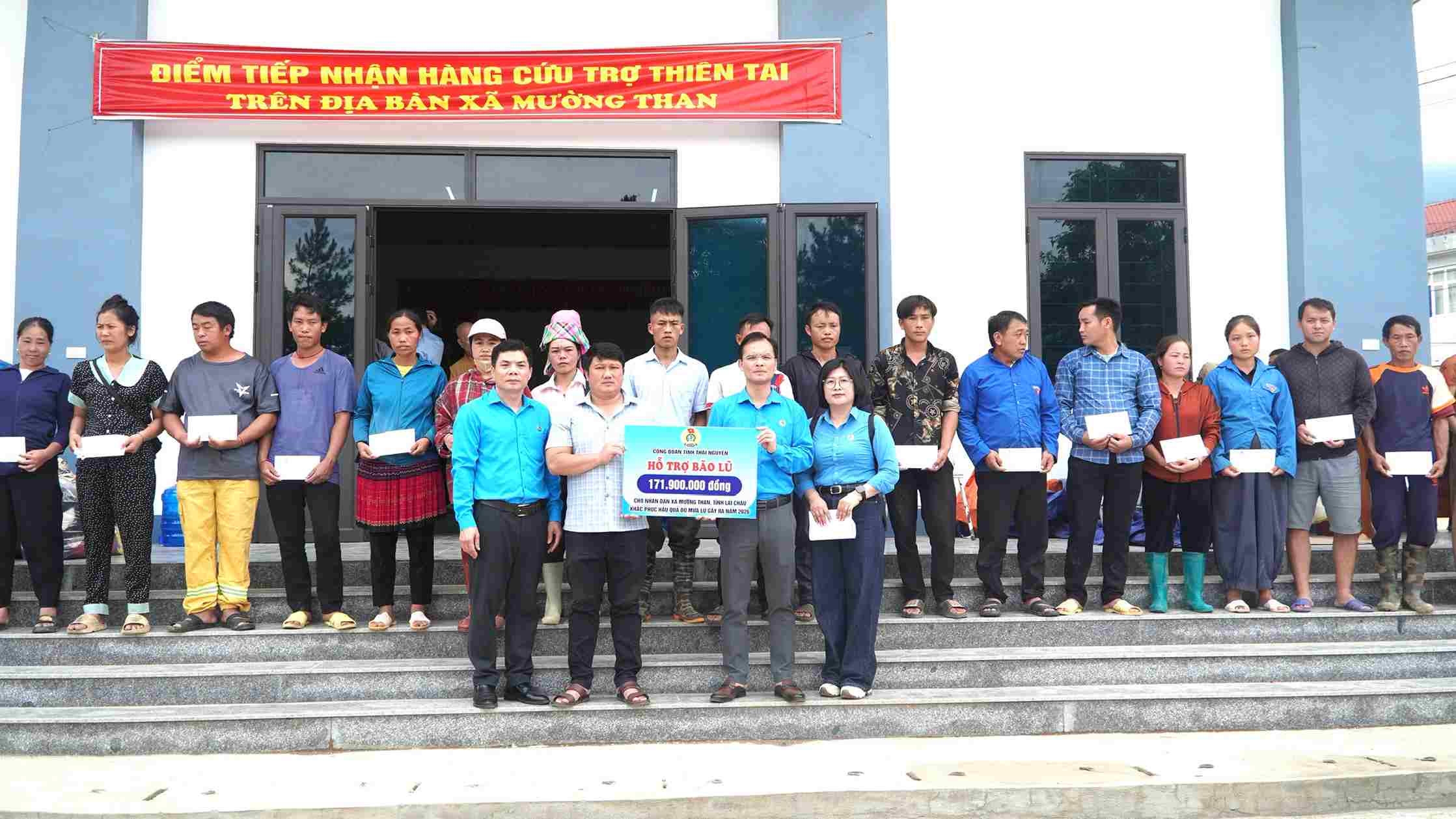 Lai Chau Provincial Labor Federation awards support from Thai Nguyen Provincial Trade Union to households with deaths and property damage due to storms and floods. Photo: Lai Chau Provincial Labor Federation