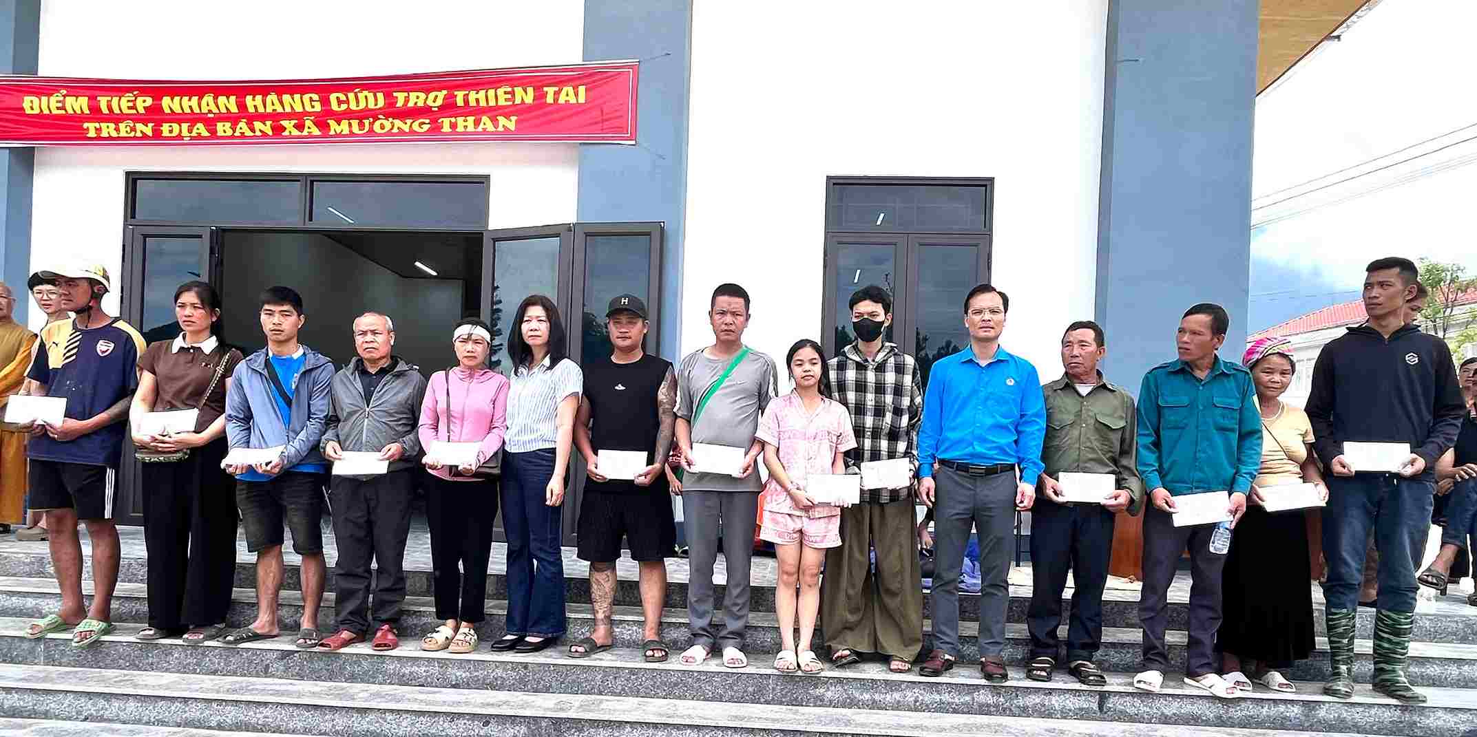 Ông Phạm Ngọc Đang - Phó Chủ tịch LĐLĐ tỉnh và bà Hoàng Thị Kim Chung, Phó Trưởng Ban Công tác xã hội, Báo Lao Động trao hỗ trợ cho các gia đình bị thiệt hại về tài sản do bão lũ gây ra. Ảnh: LĐLĐ tỉnh Lai Châu  tại xã Mường Than, tỉnh Lai Châu