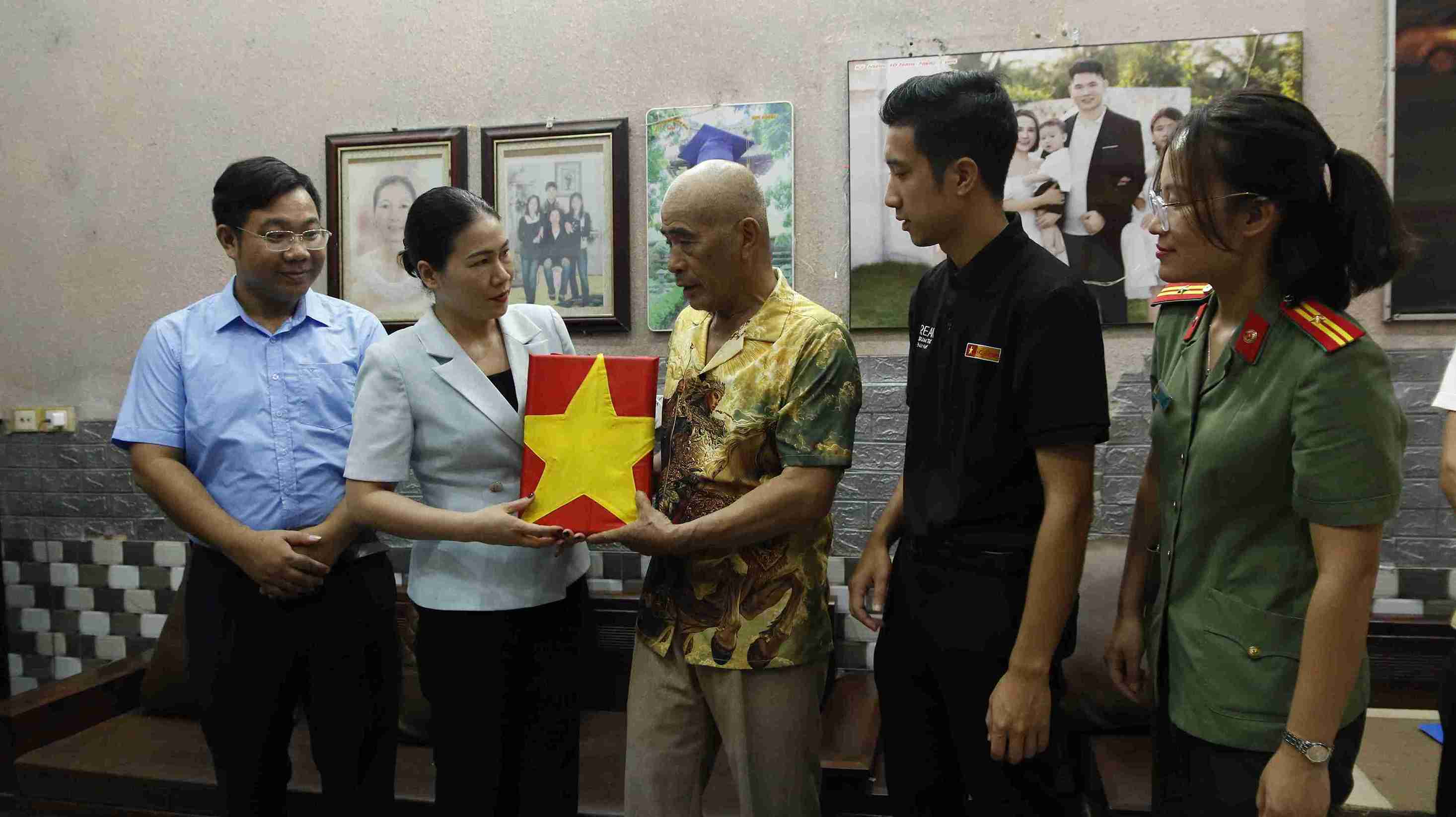 Bà Đinh Thị Hương – Phó Chủ tịch thường trực Hội Liên hiệp phụ nữ tỉnh, đại diện chính quyền địa phương, Hội Phụ nữ Công an tỉnh, Nhóm Skyline trao tặng ảnh liệt sĩ cho thân nhân liệt sĩ Nguyễn Minh Cường. Ảnh: Công an tỉnh Hưng Yên