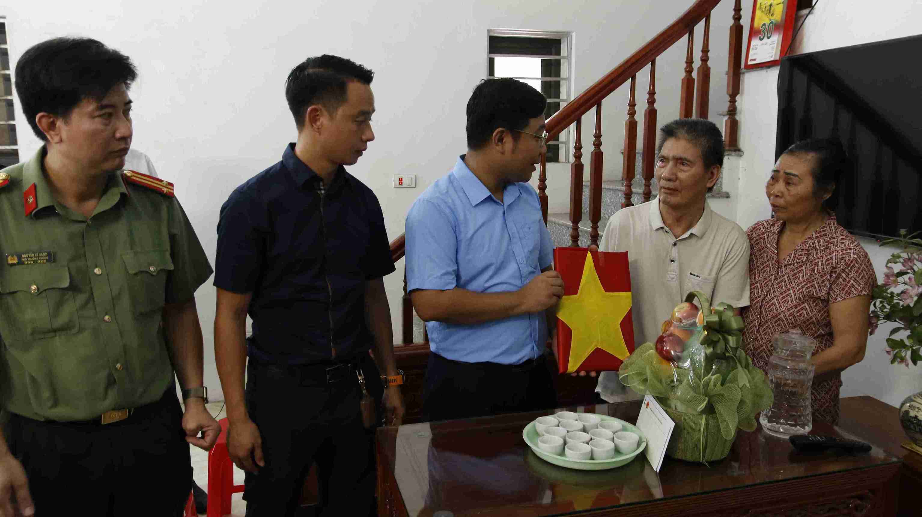 Representatives of local authorities, Leaders of the Political Work Department of the Provincial Police and the Skyline group present martyr photos to relatives. Photo: Hung Yen Provincial Police