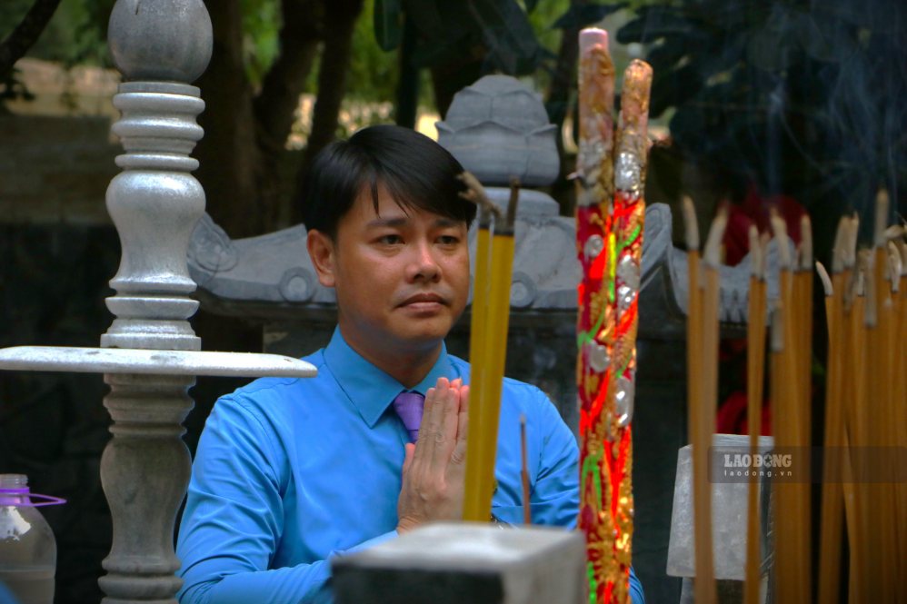 Lãnh đạo LĐLĐ tỉnh Khánh Hòa dâng hương tưởng nhớ các anh hùng liệt sĩ Gạc Ma tại khu mộ gió. Ảnh: Phương Linh